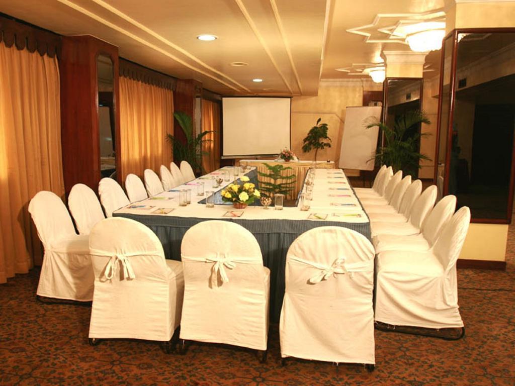 Dynasty Hotel Guwahati Exterior foto