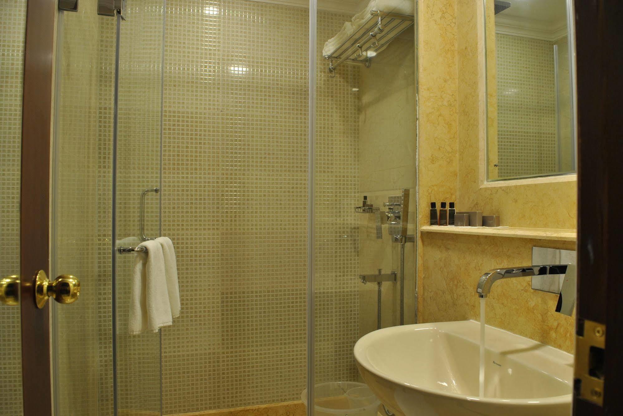 Dynasty Hotel Guwahati Exterior foto