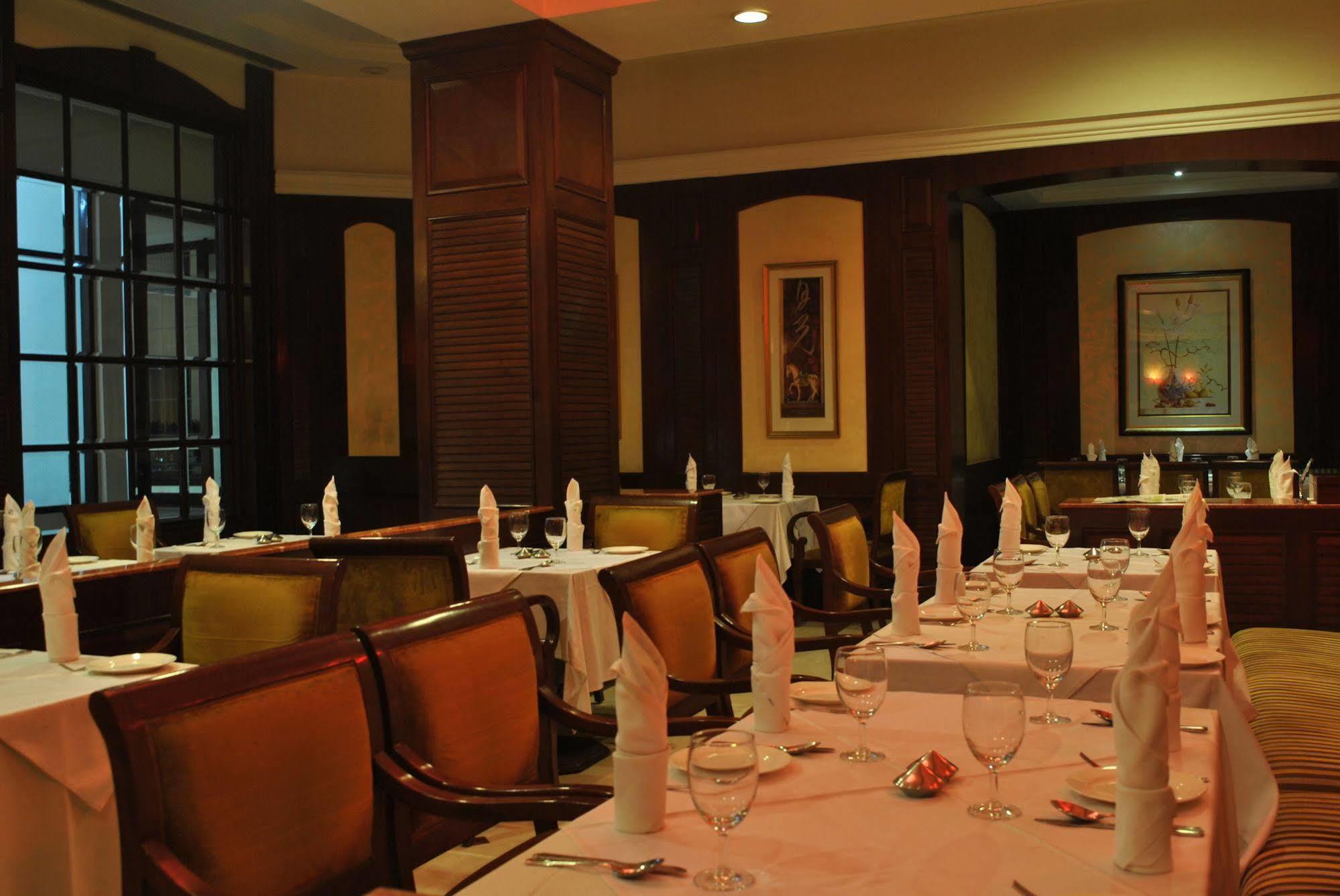 Dynasty Hotel Guwahati Exterior foto