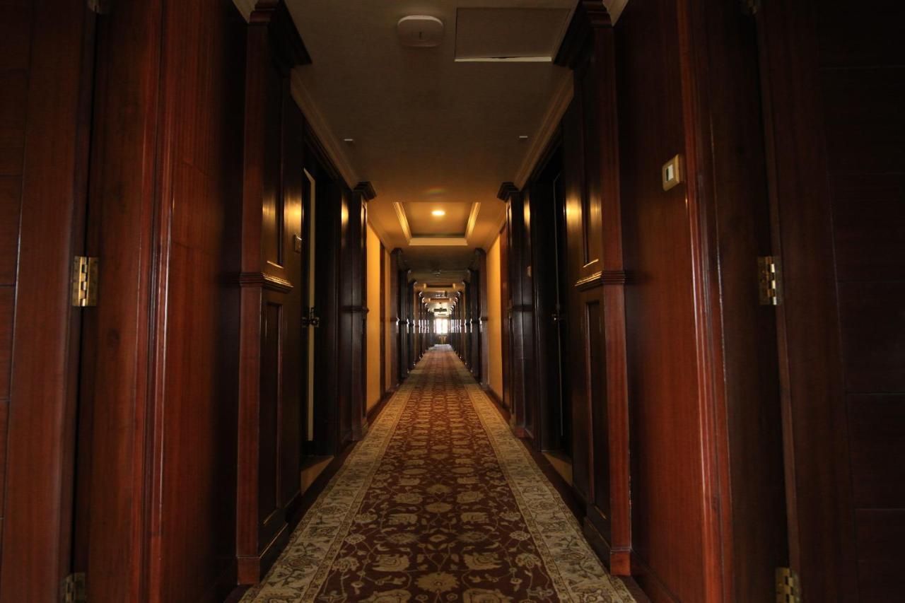 Dynasty Hotel Guwahati Exterior foto